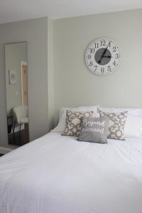 Postel nebo postele na pokoji v ubytování MODERN 1BR GREAT Location Downtown Parking + 21 fotografií