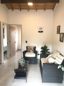 a living room with a couch and a table at Apartamento en Rionegro in Rionegro