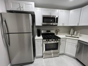 Kuchyň nebo kuchyňský kout v ubytování PRIVATE 1 BDRM Newly Renovated Apt Patio