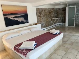Un dormitorio con una cama con dos toallas encima. en Casas del Acantilado - Acapulco, en Acapulco