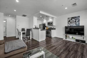 Η κουζίνα ή μικρή κουζίνα στο Spacious chic 1-Bedroom in Koreatown Hollywood area with Free Parking