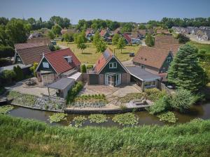 an aerial view of a house in a subdivision at Poldergeluk in Ooltgensplaat