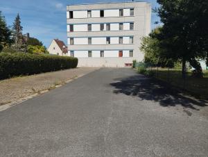 una calle vacía frente a un edificio blanco en Peker Apartment WG Unterkunft, en Redwitz an der Rodach