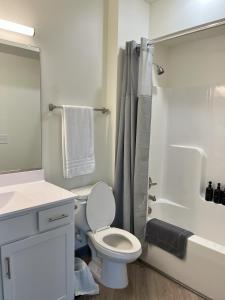 Ένα μπάνιο στο Byrd Apt - 209 - Tourist Homes of Richmond