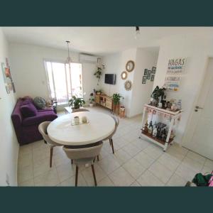 a living room with a table and a couch at Departamento cómodo y luminoso en el Centro con Wifi in Santa Fe
