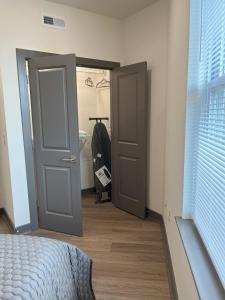 Ένα ή περισσότερα κρεβάτια σε δωμάτιο στο Byrd Apt - 209 - Tourist Homes of Richmond