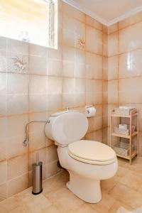 a bathroom with a toilet and a window at Querencia Residence in Khánia +16 photos