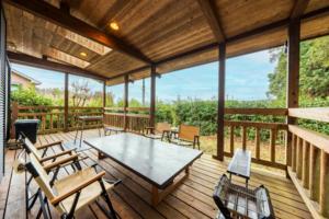 天ケ瀬にあるYamakiso - Vacation STAY 02412vのテーブルと椅子が置かれた網戸付きのポーチ