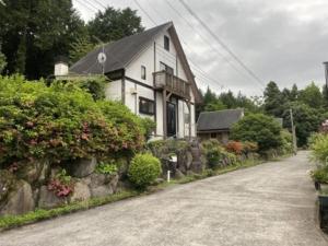 天ケ瀬にあるYamakiso - Vacation STAY 02412vのバルコニーと私道付きの白い家