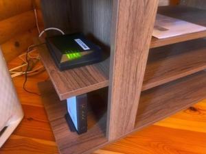 天ケ瀬にあるYamakiso - Vacation STAY 02412vの本棚の棚の上にあるコンピューター