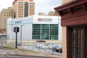 2 BEDROOM 1 BATH TRENDY Apt Downtown Albany في ألباني: مبنى به سيارات متوقفة في موقف السيارات