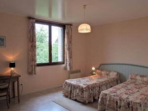 a bedroom with two beds and a window at Gîte familial avec cour et terrain clos au cœur de Ferrière-et-Lafolie, proche Mairie et autoroute A5. - FR-1-611-3 in Ferrière-et-Lafolie