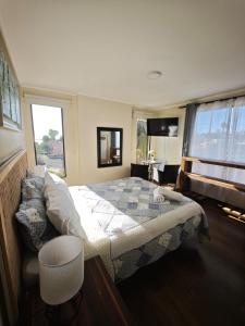 Un dormitorio con una cama grande y una ventana grande. en Hotel 251, en Viña del Mar 26 fotos más