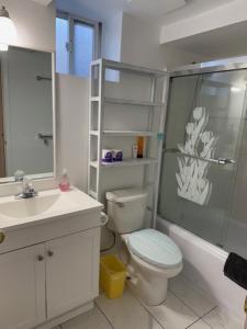 O baie la Exclusive Offer - A special deal ending soon!! Super Nice Location - Very close to YVR Airport and shopping center & easy transportation