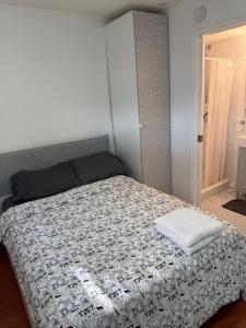 Un pat sau paturi într-o cameră la Exclusive Offer - A special deal ending soon!! Super Nice Location - Very close to YVR Airport and shopping center & easy transportation