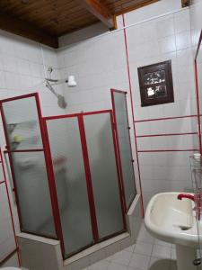 Ένα μπάνιο στο Alojamiento temporario en el centro de Posadas, Misiones para 6 personas