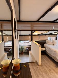 Postel nebo postele na pokoji v ubytování Azotea Suites & Apartments + 65 fotografií