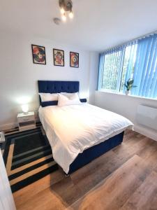 a bedroom with a large bed and a window at Luxuriously Cosy 1 Bed Flat at Trinity Point Gravesend, Suitable for Long Stay and Short Stay in Gravesend +27 photos