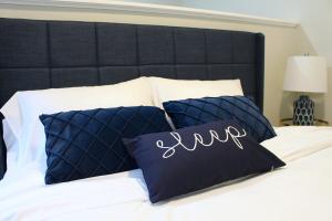 Ένα ή περισσότερα κρεβάτια σε δωμάτιο στο UNIQUE Gem in HEART of Albany Spiral Staircase