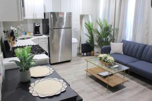 Η κουζίνα ή μικρή κουζίνα στο UNIQUE Gem in HEART of Albany Spiral Staircase