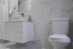 Ένα μπάνιο στο UNIQUE Gem in HEART of Albany Spiral Staircase +17 φωτογραφίες