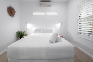 Ένα ή περισσότερα κρεβάτια σε δωμάτιο στο Deluxe Noosa home w pool walk to River and beach