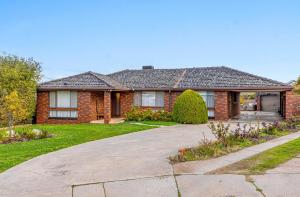 a brick house with a driveway in front of it at Bendigo Signature Accommodation on Garden Court in North Bendigo Junction