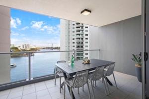 Balkón nebo terasa v ubytování Holly's City Skyline-Views, Pool, Spa, CBD Central + 24 fotografií