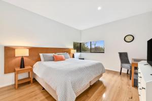 ein Schlafzimmer mit einem Bett, einem Schreibtisch und einem Fernseher in der Unterkunft Fingal 1BR Sleeps 5 Apartment 28, Golf ,Beach, Hot Springs in Fingal + 48 Fotos