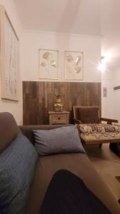 カサブランカにあるHome & Wine Casablancaのソファとテーブルのあるリビングルーム