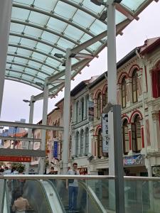 een auto geparkeerd voor een gebouw bij Royal Lodge @ Pagoda Street in Singapore