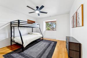 ein Schlafzimmer mit Etagenbett und Deckenventilator in der Unterkunft Rare Modern Family Getaway ~ 3 Acres & Game Room in Elden Pueblo