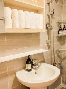 a bathroom with a sink and towels on a shelf at 연남동,경의선숲길,홍대입구2번출구,올리브영,연세대,세브란스병원,2룸3베드,Ak홍대쇼핑,짐보관 in Seoul +31 photos