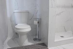 Ένα μπάνιο στο WOW Bright Apt PRIME downtown Walk Everywhere +10 φωτογραφίες