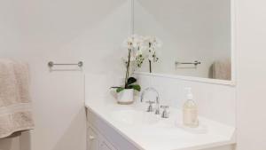 Ένα μπάνιο στο Nabilla Court - Canal Front Duplex +17 φωτογραφίες