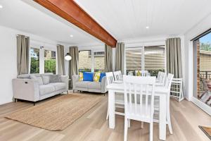 Χώρος καθιστικού στο Treehouse Waterview