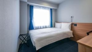 Postel nebo postele na pokoji v ubytování Toyoko Inn Sendai Higashi-guchi No.1