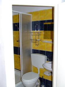 La salle de bains est pourvue de toilettes et d'un lavabo. dans l'établissement Relax Apartmans, à Balatonszemes