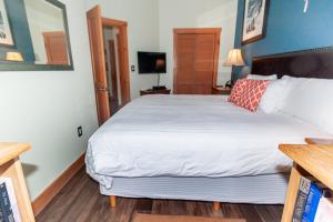 a bedroom with a large bed and a tv at Expedition Station 8633 by Summit County Mountain Retreats in Snake River Health Services Incorporated Heliport +24 photos