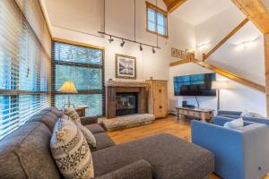 ein Wohnzimmer mit Couch und Kamin in der Unterkunft Ski Tip 8715 by Summit County Mountain Retreats in Snake River Health Services Incorporated Heliport
