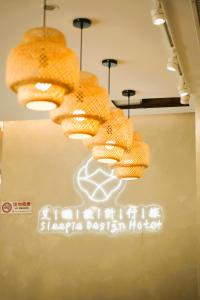 a group of lights hanging from the ceiling at 艾睏設計行旅 Sleepie Design Hotel in T'ien-liao