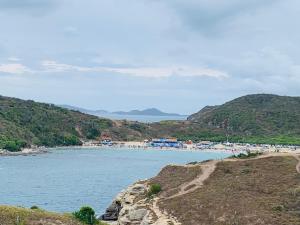 a view of a body of water with mountains in the background at Jesaluguel-de-casa in Cabo Frio