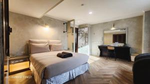 een slaapkamer met een bed en een bureau in een kamer bij 艾睏設計行旅 Sleepie Design Hotel in T'ien-liao