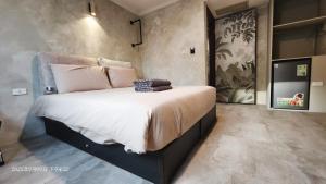 a bedroom with a large bed with white sheets and pillows at 艾睏設計行旅 Sleepie Design Hotel in T'ien-liao