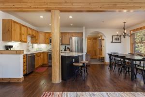 Dapur atau dapur kecil di Trappers Crossing 8773 by Summit County Mountain Retreats