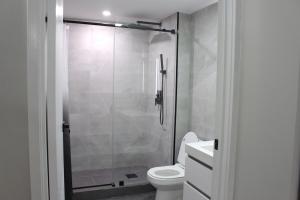 Koupelna v ubytování 2 bdrm Modern & Hip Apt with Private Patio + 15 fotografií