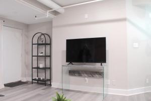 TV a/nebo společenská místnost v ubytování 2 bdrm Modern & Hip Apt with Private Patio