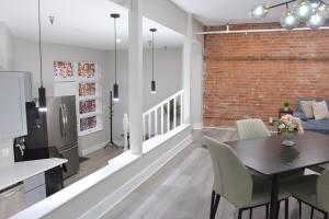 Kuchyň nebo kuchyňský kout v ubytování 2 bdrm Modern & Hip Apt with Private Patio
