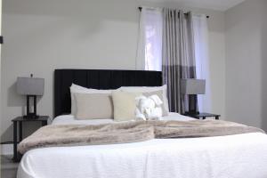 Postel nebo postele na pokoji v ubytování 2 bdrm Modern & Hip Apt with Private Patio