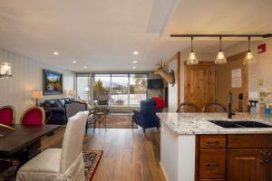 eine Küche und ein Wohnzimmer mit Tisch und Stühlen in der Unterkunft Pines 2158 by Summit County Mountain Retreats in Keystone